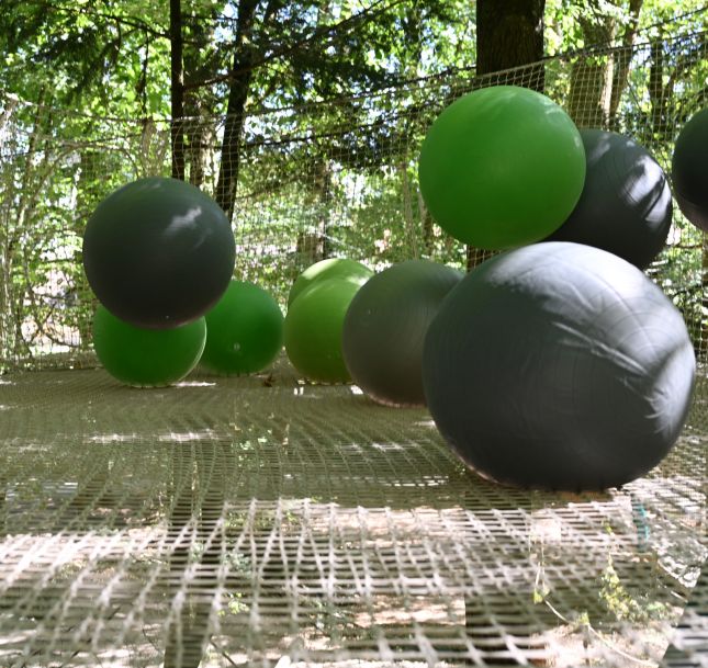 Jeux et activit&eacute;s dans le parcours perch&eacute; de la Grande No&euml;, dans l'Orne